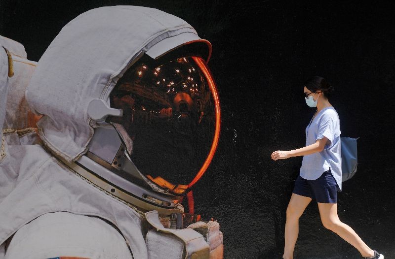 A woman wearing a face mask walks past a mural, following the coronavirus disease (COVID-19) outbreak, in Hong Kong, China, August 25, 2020. (Photo by Lam Yik/Reuters)